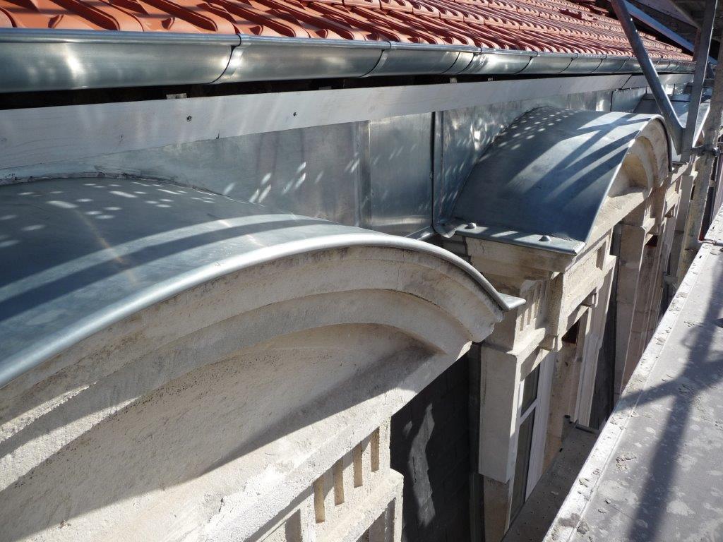 protection des sous et des fenêtres toit en zinc