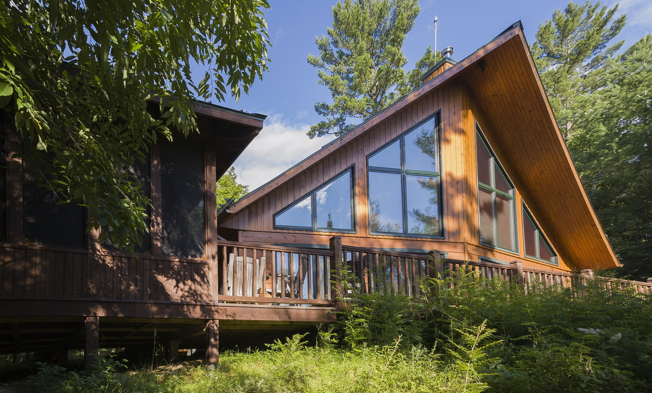 maison de campagne en bois avec charpente particulière